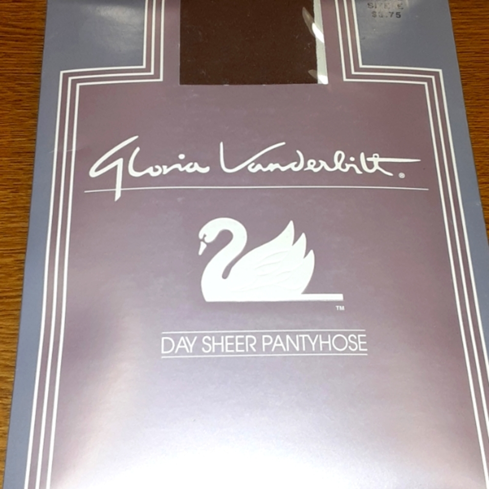 VINTAGE GLORIA VANDERBILT DAY SHEER PANTYHOSE NEW IN PACKAGE